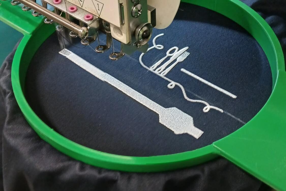 BRODEUSE 1125X750 | TFB Flocage Pourquoi la broderie est-elle idéale pour identifier les fonctions dans une équipe (compta, SAV…) ? Bischheim