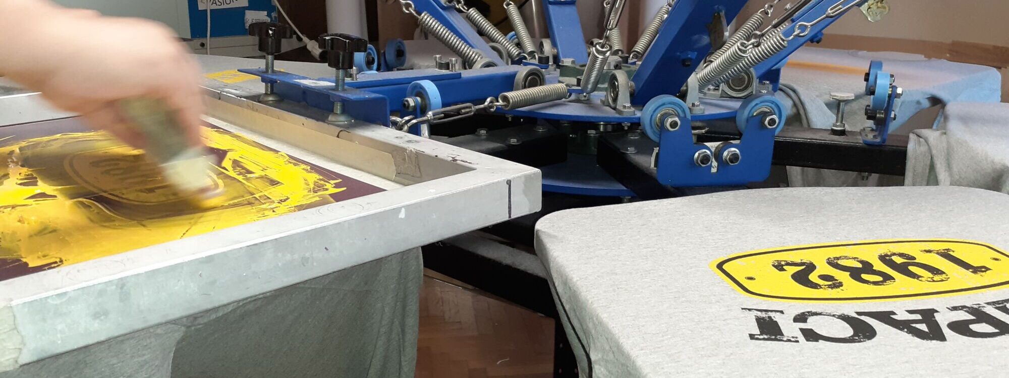 PHOTO SERIGRAPHIE4 2000X750 | TFB Flocage Quelles sont les différences entre les finitions de flocage pailleté et fluorescente ? Bischheim