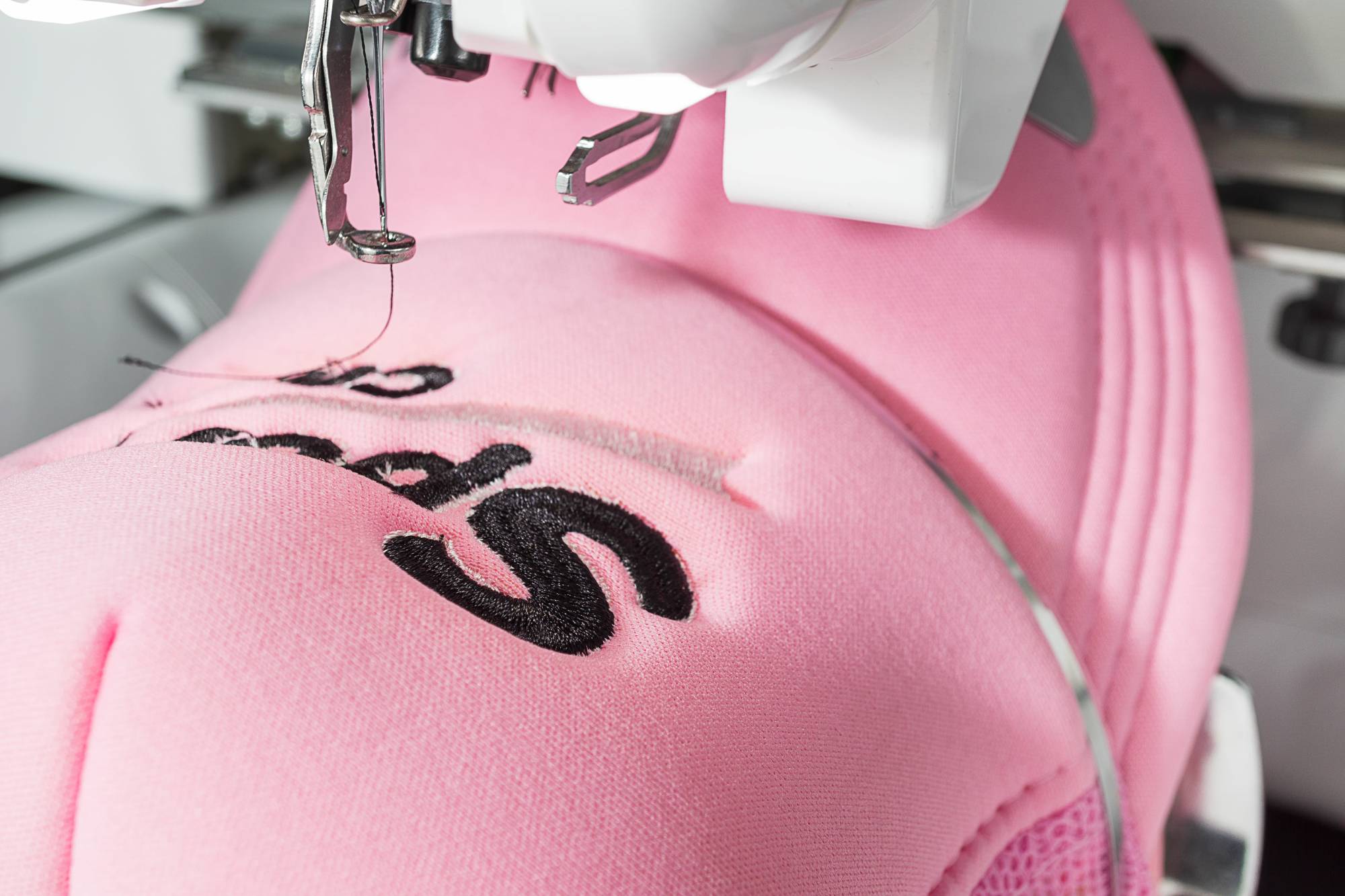 Pourquoi la broderie est-elle particuli&egrave;rement adapt&eacute;e aux accessoires comme des casquettes ou &eacute;cussons ? Mundolsheim