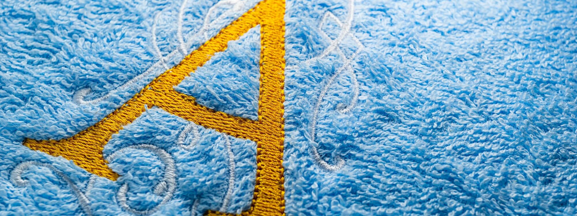 BRODERIE DE LUXE SUR MESURE LINGE DE BAIN 2000X750 | TFB Flocage Quelles sont les principales caractéristiques des vêtements brodés ? Wissembourg