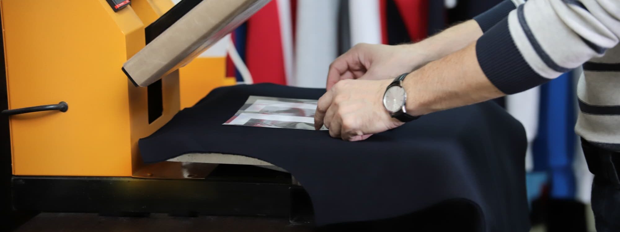 Pourquoi la s&eacute;rigraphie est-elle pr&eacute;f&eacute;r&eacute;e pour les impressions sur tissus fonc&eacute;s ? Souffelweyersheim