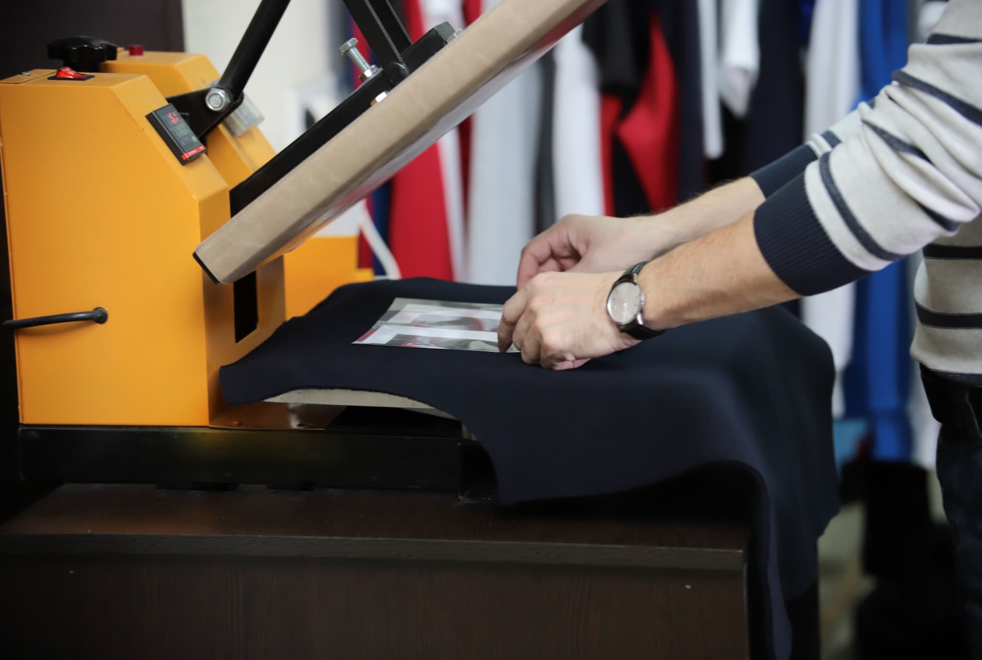 Pourquoi la s&eacute;rigraphie est-elle pr&eacute;f&eacute;r&eacute;e pour les impressions sur tissus fonc&eacute;s ? Souffelweyersheim