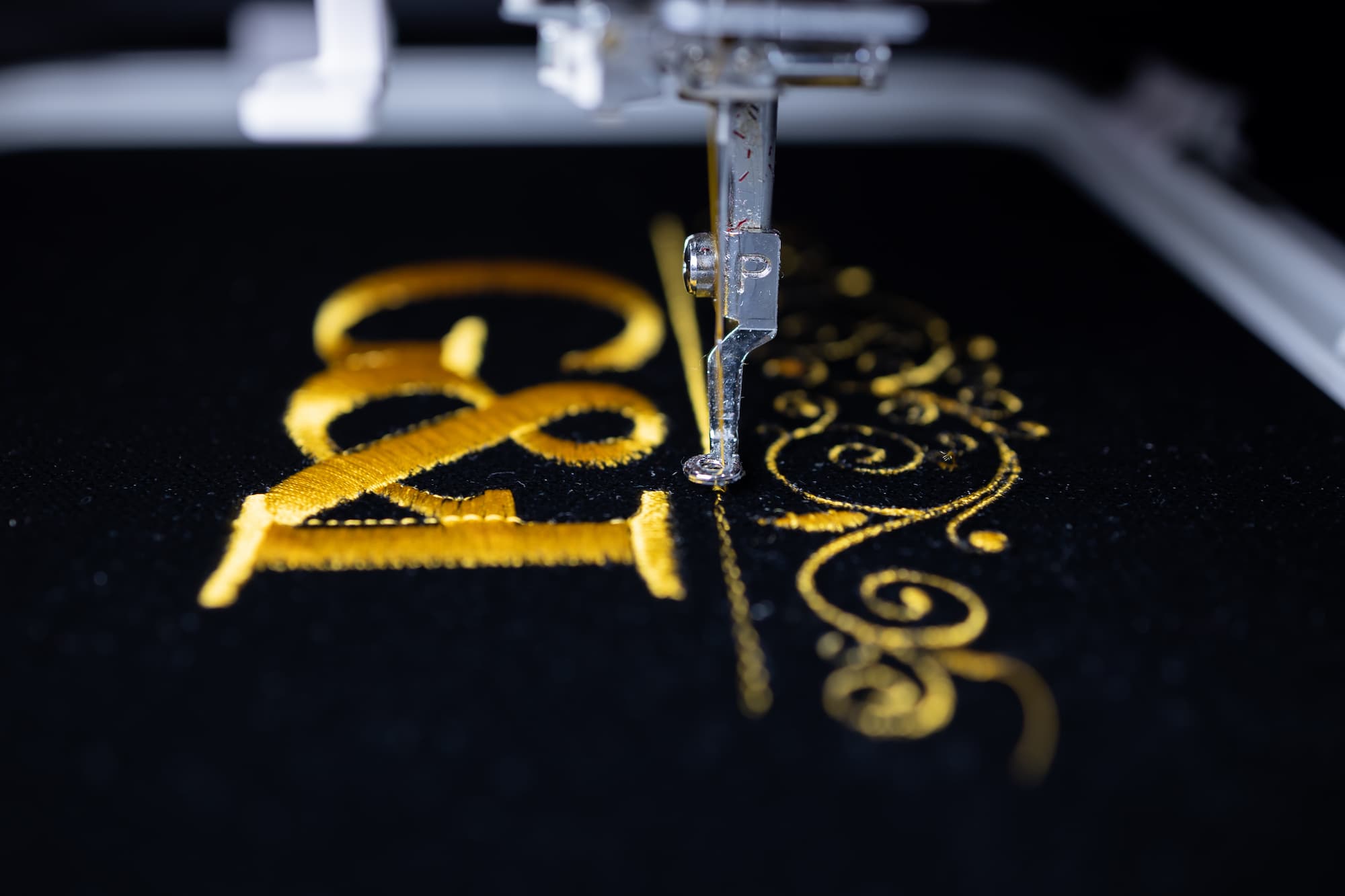 Quelles mati&egrave;res textiles privil&eacute;gier pour une broderie r&eacute;sistante et durable ? Brumath